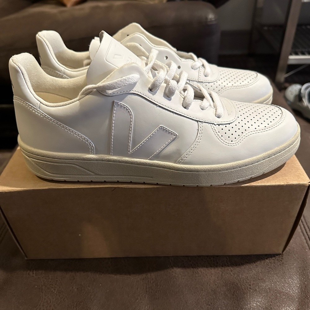 Veja V10 Leather - Extra White